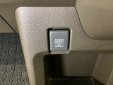 アクセサリーソケットはUSBのアダプターなどをつければ、スマホの充電にも使えます。周辺には物が置けるボックスがついています。