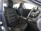 【清潔感のある運転席&助手席】隅々までクリーニングの行き届いた運転席&助手席。目立ったシミや汚れ等もございません。快適なドライブをどうぞ。