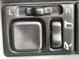 【電動格納ミラー】サイドミラーは電動格納式となっており、狭い駐車場でもキズがつくリスクを抑えられます。