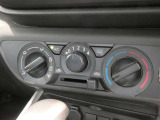 調整が容易なマニュアルエアコンです。夏は快適に、冬も車内の曇りを取ってくれるので安全です♪