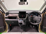 Aピラーの傾斜やヒップポイントの位置を最適化。ひらけた前方視界とノンストレスな運転姿勢で快適なドライブが楽しめます。