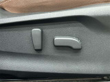 運転席にはパワーシートが付いております。パワーシートは指先1つで操作出来るためチカラの弱い女性の方でもシートに座ったまま操作出来ます♪