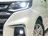 【LEDヘッドライト】悪天候や夜間走行時も良好な視界を確保し安心して運転できる高輝度LEDヘッドライトを装備!点灯速度が早く、消費電力も抑えられています。