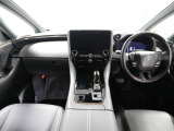 上質で落ち着いた印象のインパネ。視界も広々で運転しやすいです。