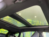 【調光パノラマルーフ】車内の解放感が一気に上がる大型パノラマルーフに調光機能がプラス!日差しが強い時、シェードを閉めなくてもガラスの透明度を調整することで心地よい明るさに♪
