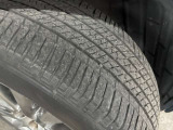 ホイールの状態やタイヤ溝の残り具合は、安全性や維持費にも関わる重要なポイントです。写真にて現状をご確認いただけますが、気になる点や詳細については、お気軽にお問い合わせください。