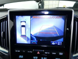 パノラミックビューモニターを装備。駐車場や交差点で周囲の安全確認をサポートします。