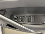 パワーウィンドウスイッチで運転席から全席の窓の開閉ができます♪