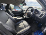 【運転席】座り心地が良いシートなので長時間の運転でも快適にお過ごしいただけます。新品のフロアマットのご注文も可能です。掲載箇所以外にご希望の写真がございましたらお気軽にお問い合わせ下さい。