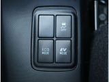 【EVスイッチ】ハイブリッドならではの装備。モーターで駆動するのでガソリンエンジンと比べるととっても静かです。