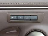 運転席は三人分のシートポジションを記憶します。