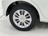 タイヤサイズは165/65R14!ホイールディスク全面的にサビが目立ちます。納車前の点検時にタイヤ交換させていただきます!ホイールキャップに擦り傷あり。(右リヤタイヤ)