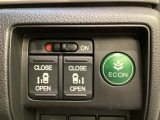 リアドアは乗り降りに便利な両側電動スライドドアです。また運転席に座っていながらスイッチ操作で自在にスライドドアを開け閉めできます。燃費に役立つECONボタンもここです。