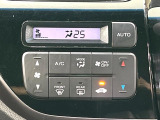 【オートエアコン】一度お好みの温度に設定すれば、車内の温度を検知し風量や温度を自動で調整。暑い&hellip;寒い&hellip;と何度もスイッチ操作をする必要はありません。快適な車内空間には必須の機能ですね♪