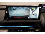 【全方位カメラ】 車の前後左右に取り付けられたカメラで、視線やバックモニターでは死角となる前方や真横も確認できます。狭い駐車スペースもスムーズに駐車できます。