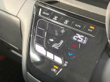 【オートエアコン】一度お好みの温度に設定すれば、車内の温度を検知し風量や温度を自動で調整。暑い&hellip;寒い&hellip;と何度もスイッチ操作をする必要はありません。快適な車内空間には必須の機能ですね♪