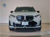 【BMWの伝統-1】BMWの特徴的な&ldquo;キドニーグリル&rdquo;は、80年以上続く伝統の形でございます。変わらないこだわりのデザインが、プレミアムブランド&ldquo;BMW&rdquo;を創り出します。