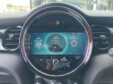 丸を基調としたMINIらしい運転席デザイン