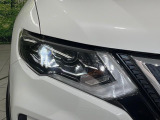 【LEDヘッドライト】悪天候や夜間走行時も良好な視界を確保し安心して運転できる高輝度LEDヘッドライトを装備!点灯速度が早く、消費電力も抑えられています。