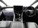 上質で落ち着いた印象のインパネ。視界も広々で運転しやすいです。
