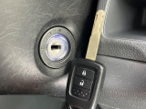 【キーレス】少し離れた場所からでもボタン一つでドアの開錠・施錠ができるのでとっても便利!ドアの鍵穴周りに傷をつけることもありません♪