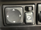 【電動格納ミラー】サイドミラーは電動格納式となっており、狭い駐車場でもキズがつくリスクを抑えられます。