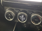 【オートエアコン】一度お好みの温度に設定すれば、車内の温度を検知し風量や温度を自動で調整。暑い&hellip;寒い&hellip;と何度もスイッチ操作をする必要はありません。快適な車内空間には必須の機能ですね♪