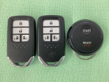 スマートキー付きですからドアロックの開閉およびエンジンスタートが楽々です。電動スライドドアの開け閉めもボタンで操作できます。加えて、純正リモコンエンジンスターター用の操作キーもついています。