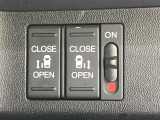 【両側パワースライドドア】スマートキーや運転席のスイッチで後席両側スライドドアの開閉が可能♪電動だから力を入れてドアを開ける必要が無く、小さなお子様でも簡単に開け閉めでき快適です♪