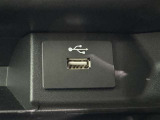 充電用USB端子付き。スマートフォンなどの充電に便利です。