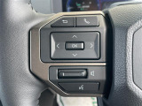 【ステアリングスイッチ】手元のボタンから、オーディオやナビなどの操作ができるので、よそ見をせずに安全に運転に集中できます。