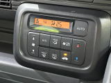 【オートエアコン】一度お好みの温度に設定すれば、車内の温度を検知し風量や温度を自動で調整。暑い&hellip;寒い&hellip;と何度もスイッチ操作をする必要はありません。快適な車内空間には必須の機能ですね♪