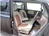 お車選びをお楽しみ頂けるよう、在庫車の展示スペースを十分に確保しております。