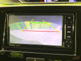 【バックカメラ】駐車時に後方がリアルタイム映像で確認できます。大型商業施設や立体駐車場での駐車時や、夜間のバック時に大活躍!運転スキルに関わらず、今や必須となった装備のひとつです!