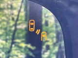 【ブラインドスポットインフォメーション】走行中、ドアミラーの死角になりやすい箇所に後続車が接近するとサイドミラー付近に警告を表示、ドライバーに注意喚起をしてくれます。