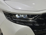 【LEDヘッドライト】悪天候や夜間走行時も良好な視界を確保し安心して運転できる高輝度LEDヘッドライトを装備!点灯速度が早く、消費電力も抑えられています。