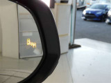 隣車線を走る車両をレーダーで検知し、ドアミラーでは確認しにくい後側方エリアに存在する車両に加え、急接近してくる車両も検知します。車両を検知するとドアミラーに搭載されたLEDインジケーターが点灯します。