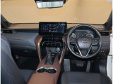 デザインもよく、居心地のよい運転席ですね。分かりやすいスイッチ類ですから操作もしやすく運転をサポートします。ぜひご来店いただき、実際にお座りいただいてステアリングを握ってみてください!