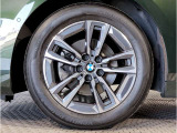 BMWの純正アロイホイールは軽量かつ強度にも優れているホイールで走行性能を引き上げる設計になっております。足元にもBMWは妥協がなくこだわっている個所になります。