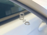 【ブラインドスポットインフォメーション】走行中、ドアミラーの死角になりやすい箇所に後続車が接近するとサイドミラー付近に警告を表示、ドライバーに注意喚起をしてくれます。