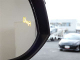 ブラインドスポットモニター装備。隣車線を走る車両を検知。ドアミラーでは確認しにくい後方、側方エリアに存在する車両や急接近してくる車両も検知しドアミラーに搭載されたLEDインジケーターが点灯します。