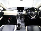 上質で落ち着いた印象のインパネ。視界も広々で運転しやすいです。