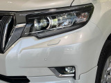 【LEDヘッドライト】悪天候や夜間走行時も良好な視界を確保し安心して運転できる高輝度LEDヘッドライトを装備!点灯速度が早く、消費電力も抑えられています。