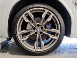 【BMWアロイホイル】軽量かつ強度に拘ったアロイホイル。走行性能ポテンシャルを引き出す設計。車の足元を引き締めてくれる大きなポイントはアロイホイルです。