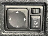 【電動格納ミラー】サイドミラーは電動格納式となっており、狭い駐車場でもキズがつくリスクを抑えられます。