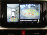 パノラミックビューモニター付きです。車両を上から見たような映像をディスプレイ画面上に表示。運転席からの目視だけでは見にくい、車両周辺の状況をリアルタイムでしっかり確認できます。