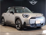 MINIのフロントグリルのデザインはイギリスで生まれた当初から、シルバーのサイドバーが折り重なった伝統的なデザインで御座います。その伝統はBMWのお車になってからでも少しずつ形を変えて守られております