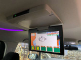 【フリップダウンモニター】付き☆後部座席に座りながら大画面でTVやDVDをお楽しみいただけます♪