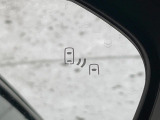 【ブラインドスポットモニター】走行中、ドアミラーの死角になりやすい箇所に後続車が接近するとサイドミラーのレンズに警告を表示!ドライバーに注意喚起をしてくれます。