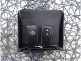 【スマートキー】キーをバッグやポケットに入れたままでもドアロックの開閉が出来るほか、エンジンキーを挿さなくてもエンジンスタートストップが出来ます。